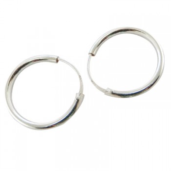 Un aro de plata de 16mm de diámetro interior y 2mm de grosor Un aro de plata de 16mm de diámetro interior y 2mm de grosor